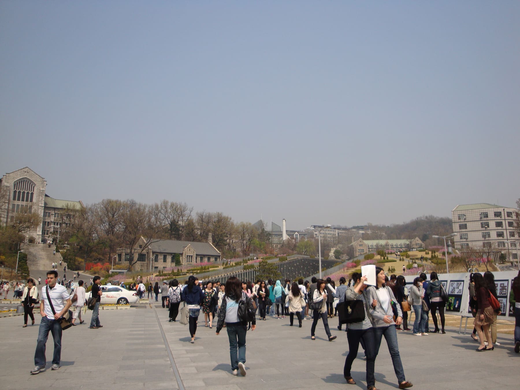 서울 이화여자대학교 캠퍼스 광장을 걸어가는 학생들